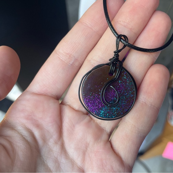 Wire Wrapped Resin Jewlery and crystals - Picture 5 of 9